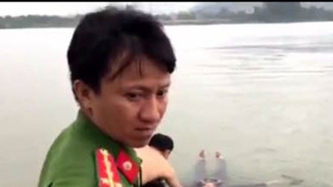 Chiến sĩ công an cứu phụ nữ nhảy cầu Bến Thủy Cán bộ, chiến sỹ Trạm Công an Gia Lách cứu sống người phụ nữ nhảy cầu Bến Thủy.