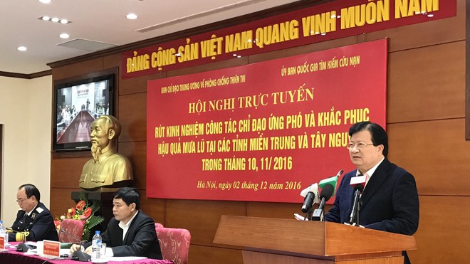 Mưa lũ ở miền Trung, Tây Nguyên gây thiệt hại 7.200 tỷ đồng Phó Thủ tướng Trịnh Đình Dũng yêu cầu xem xét lại quy trình xả lũ của các hồ chứa, để đảm bảo an toàn cho hạ du. Ảnh: Phạm Anh