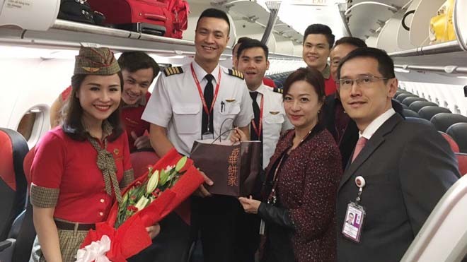 Vietjet khai trương đường bay TP.HCM – Hong Kong Đại diện sân bay Hong Kong chào đón phi hành đoàn Vietjet