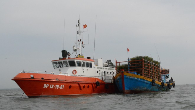 Cứu hộ tàu cá cùng 10 thuyền viên gặp nạn Tàu BP 13-19-01 và tàu cá BTh 98442 TS đang neo đậu tại khu vực Sao Mai – Vũng Tàu.