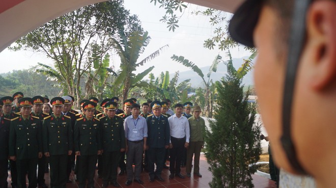 Bài ca Tuổi trẻ Quân đội Các đại biểu dâng hương tại khu di tích ra đời Trung đoàn 246 và Chi đoàn Thanh niên cứu quốc đầu tiên trong Quân đội, chiều 8/2