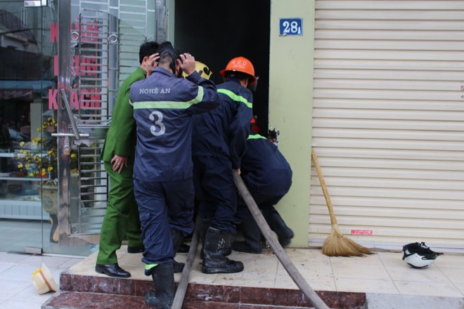 Năm người kêu cứu trong căn nhà bốc cháy giữa trưa Sau khi phá được cửa, ngọn lửa đã được khống chế.