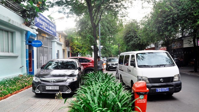 Xe biển xanh tiếp tục 'thách thức' lãnh đạo quận 1 Xe biển xanh tiếp tục 'thách thức' lãnh đạo quận 1