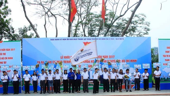 Sức trẻ TPHCM sôi nổi khởi động Tháng thanh niên năm 2017 Phất cờ lệnh ra quân các hoạt động trọng điểm trong Tháng thanh niên năm 2017