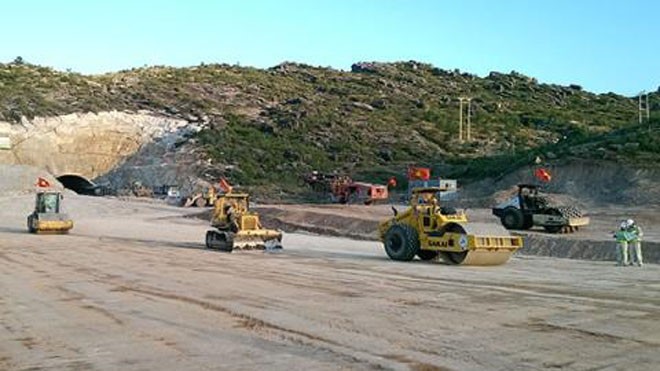 Nứt kéo dài 20km trên cao tốc: Chủ đầu tư 'đổ lỗi' do trời nóng Hiện trường thi công cao tốc Đà Nẵng - Quảng Ngài. Ảnh: Đất Việt