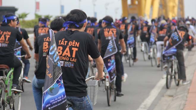 Hàng trăm bạn trẻ đạp xe kêu gọi tiết kiệm điện Đạp xe quanh TP. Đà Nẵng cổ động người dân tiết kiệm điện. Ảnh: T.T.