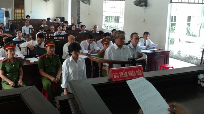 Cựu Tổng giám đốc Cty mía đường lãnh án 10 năm tù Ba bị cáo tại phiên tòa. Ảnh: Tân Châu