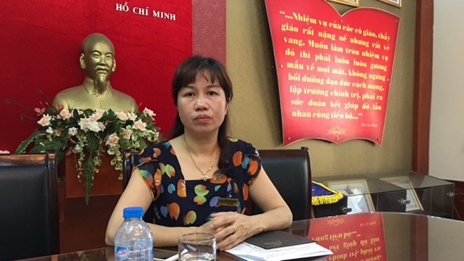 Mới nhất vụ bé gái mầm non rơi từ tầng 2: Nhà trường đưa 50 triệu, phụ huynh từ chối? Bà Vũ Ngọc Dự, Hiệu trưởng trường mầm non Mai Dịch trao đổi với phóng viên sáng 16/5. Ảnh: Đỗ Hợp