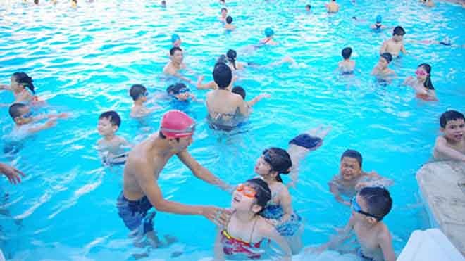 Dạy bơi trong nhà trường: Có nên thành môn học chính thức? Liệu có đủ bể bơi trong nhà trường cho học sinh học?