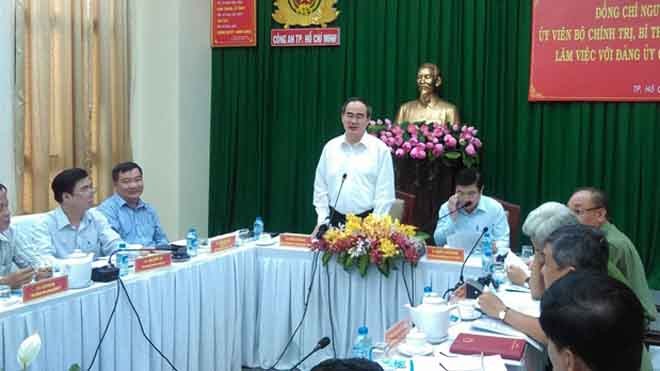 Bí thư Nguyễn Thiện Nhân làm việc với Công an TPHCM Ông Nguyễn Thiện Nhân, Bí thư Thành ủy TPHCM và Chủ tịch UBND TPHCM Nguyễn Thành Phong làm việc với Đảng ủy Công an TPHCM. Ảnh Việt Văn