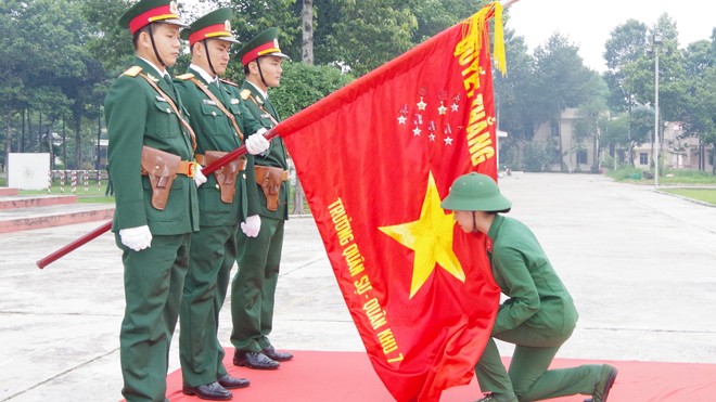 100 bóng hồng tuyên thệ chiến sĩ mới Binh nhì Chung Thị Cẩm Hồng (Bộ Tư lệnh Quân khu 7) vinh dự đại diện cho 100 nữ chiến sĩ tuyên thệ dưới Quân kỳ Quyết thắng