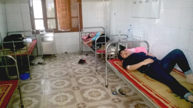 Gần 40 công nhân nghi bị ngộ độc sau ăn ca đêm Gần 40 công nhân nghi bị ngộ độc sau ăn ca đêm