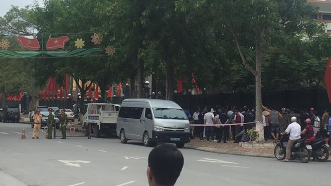 Tiểu thương lại kiến nghị giữ chợ 120 năm tuổi Sáng sớm Tiểu thương chợ Đồng Đăng đã có mặt tại trụ sở Tỉnh ủy *ảnh: Duy Chiến