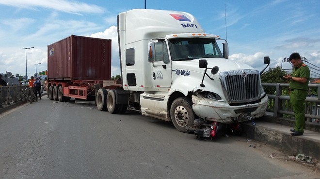 Xe container cày nát dải phân cách, cuốn xe máy vào gầm Hiện trường tai nạn.
