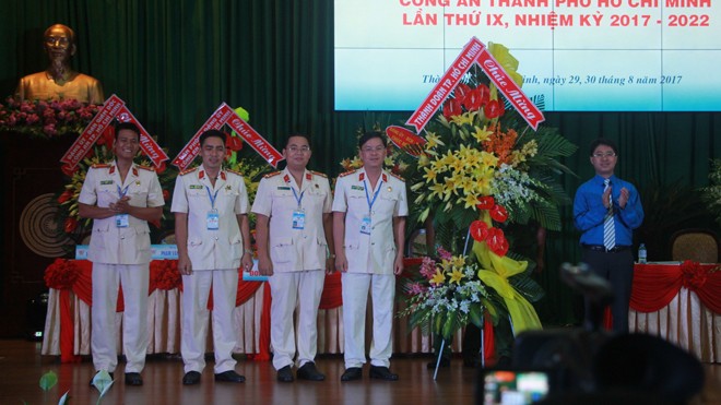 Anh Nguyễn Công Danh làm Bí thư Đoàn Công an TPHCM Bí thư Thành Đoàn TPHCM Phạm Hồng Sơn tặng hoa chúc mừng đại hội
