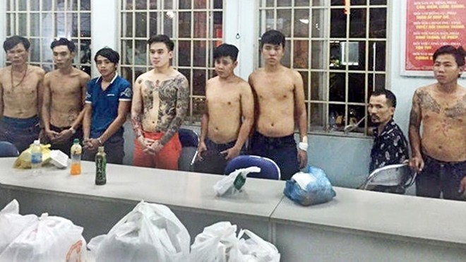 Lộc “cá” – thủ lĩnh nhóm giang hồ chuyên ‘ăn trên thân xác người chuyển giới’ đền tội Băng nhóm giang hồ lúc bị ‘sộ’ khám. Ảnh: CA