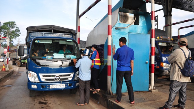 Tài xế dùng tiền xu, BOT QL 1 tuyến tránh Biên Hòa phải xả trạm Tài xế dùng tiền xu, BOT QL 1 tuyến tránh Biên Hòa phải xả trạm