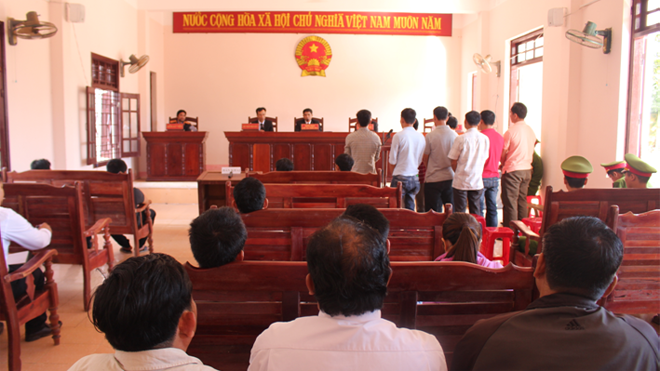 Quảng Nam: Phó ban dân vận huyện ủy hầu tòa vì đánh bạc Phiên tòa xét xử sơ thẩm vụ án “Đánh bạc” và “Tổ chức đánh bạc”. Ảnh Th. T