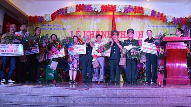 Khánh thành Đài chứng tích chiến sĩ bảo vệ Thành Cổ Quảng Trị năm 1972 Ban tổ chức tặng quà và hoa cho các đơn vị, cá nhân có nhiều đóng góp trong việc xây dựng Đài chứng tích chiến sĩ bảo vệ Thành Cổ Quảng Trị năm 1972. Ảnh: CĐ