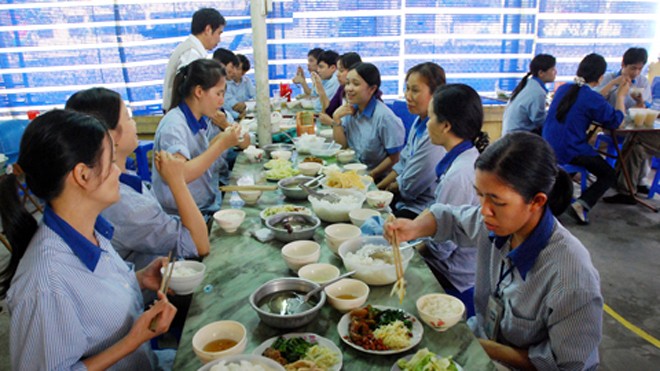 Gần 30 công nhân nhập viện nghi ngộ độc thực phẩm Tình trạng ngộ độc thực phẩm tại bếp ăn tập thể trong các khu công nghiệp là một vấn đề đáng lo ngại đối với của công nhân( ảnh minh họa)