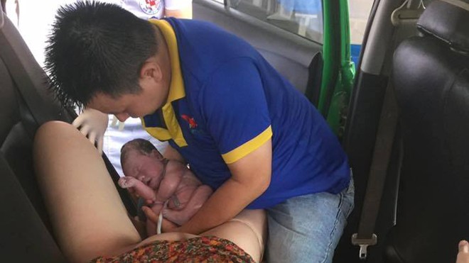 Hy hữu chồng đỡ đẻ cho vợ trên taxi Anh Thông đỡ đẻ cho vợ trên taxi.