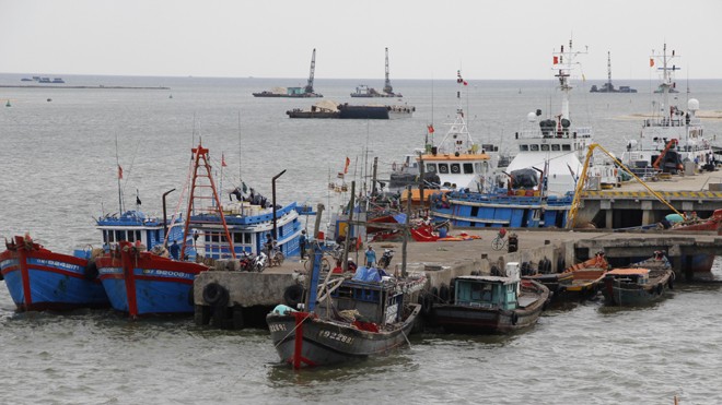 Tìm thấy thi thể ngư dân sau hơn 44 giờ mất tích trên biển 14 tàu thuyền ở Cửa Việt đã được huy động tìm kiếm ngư dân Nam bị mất tích trên biển. Ảnh: H.T