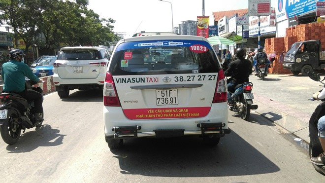 Vinasun yêu cầu tài xế gỡ biểu ngữ phản đối Uber và Grab Vinasun yêu cầu tài xế gỡ biểu ngữ phản đối Uber và Grab