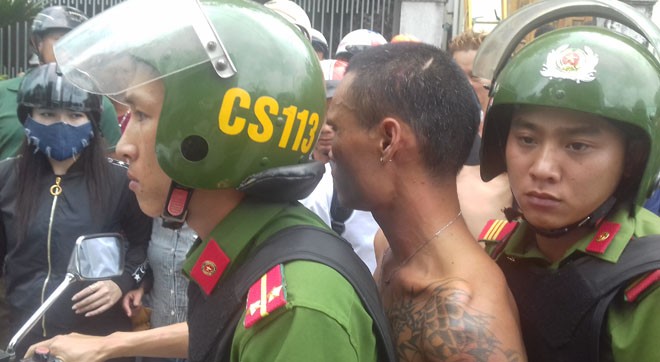 'Ngáo đá' chém trọng thương bạn tù rồi leo lên nóc nhà chửi bới 'Ngáo đá' chém trọng thương bạn tù rồi leo lên nóc nhà chửi bới