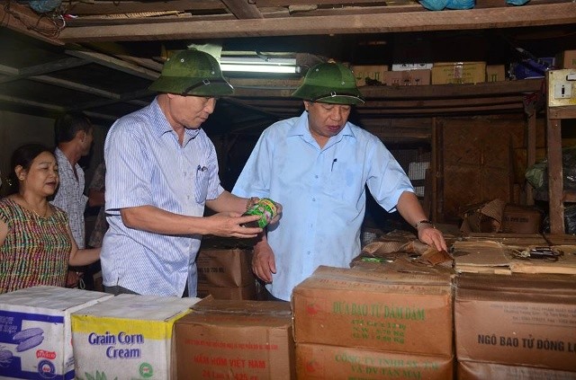 Chợ Vinh thiệt hại nặng nề, hàng trăm ki ốt ngập trong nước Chợ Vinh thiệt hại nặng nề, hàng trăm ki ốt ngập trong nước