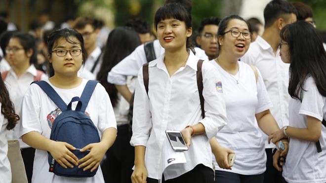 Sụt giảm số thí sinh đạt điểm 8 Ngữ văn trở lên Thí sinh ra khỏi phòng thi môn Văn tại điểm thi trường THPT Chu Văn An, Tây Hồ, Hà Nội. Ảnh: Như Ý