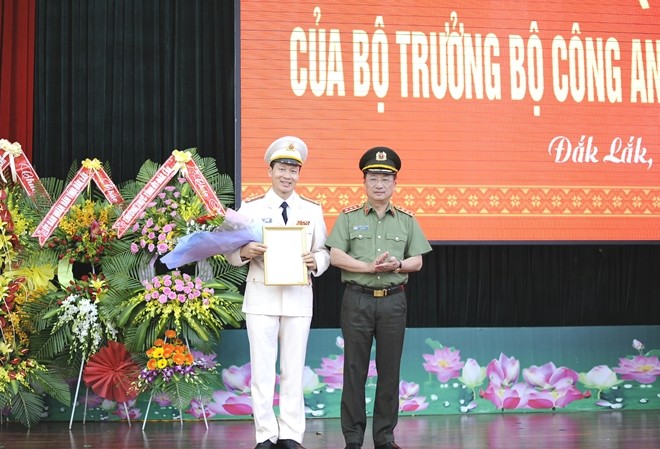 Bộ Công an: Điều động, bổ nhiệm nhiều cán bộ cao cấp Thứ Trưởng Nguyễn Văn Thành trao quyết định và chúc mừng Đại tá Vũ Hồng Văn.
