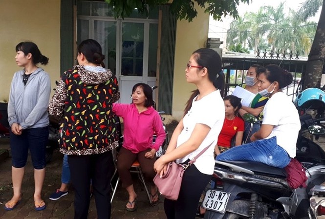 300 giáo viên Thanh Oai sắp mất việc: Cần lời giải thích rõ ràng Giáo viên hợp đồng tập trung cạnh UBND huyện Thanh Oai để chờ lời giải thích thỏa đáng từ lãnh đạo huyện. Ảnh: Đình Tuệ/ Lao Động