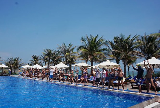 Du lịch Việt sắp có hàng triệu USD xúc tiến hình ảnh Khách quốc tế vui chơi tại một resort ở Cam Ranh. Ảnh: Đào Loan