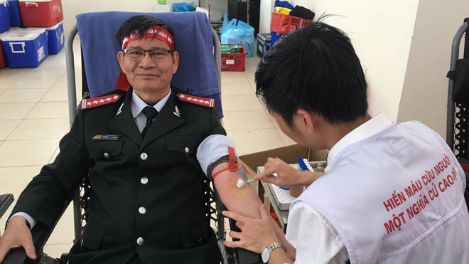 57 tuổi vẫn hiến máu tình nguyện nhiều lần Bác Nguyễn Văn Nhiên tham gia buổi hiến máu sáng nay tại ĐH Bách Khoa Hà Nội