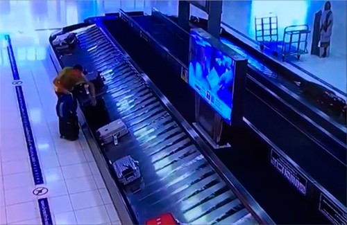 Kẻ chuyên ăn cắp vali tại sân bay bị bắt khi chuẩn bị đến Việt Nam Patrick Coulier lấy chiếc vali của du khách Trung Quốc. Ảnh cắt từ video