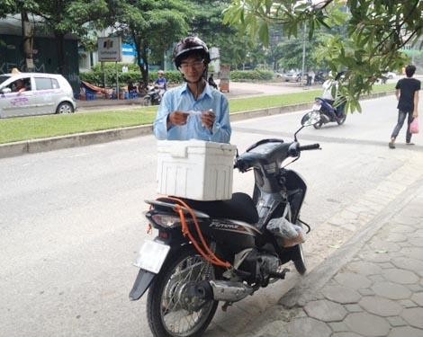 Giáp Tết, sinh viên chạy đua làm thêm kiếm tiền triệu mỗi ngày Nhiều sinh viên đi giao hàng kiếm tiền triệu mỗi ngày vào dịp trước Tết.