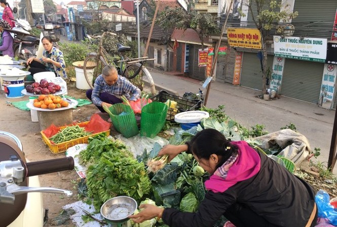 Mùng 3 Tết: Giá thịt 'leo thang', rau xanh tụt dốc Giá rau xanh rớt giá so với trước Tết. Ảnh: Đ.H