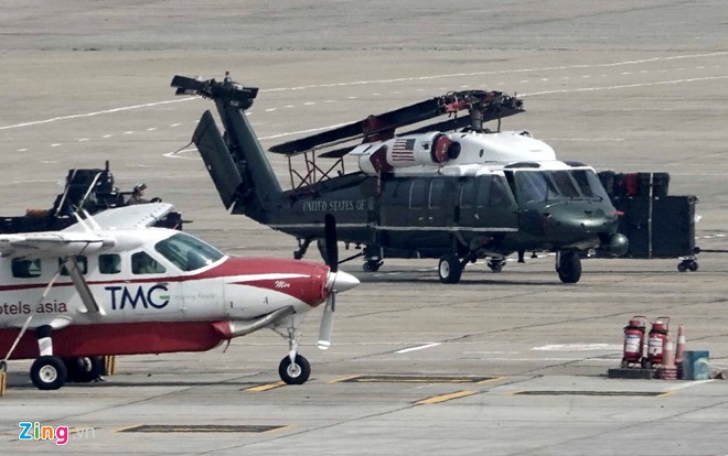 Marine One của TT Trump được C-17 đưa đến Hà Nội Trực thăng Marine One sau khi được đưa khỏi "ngựa thồ" C-17. Ảnh: Thuận Khánh.