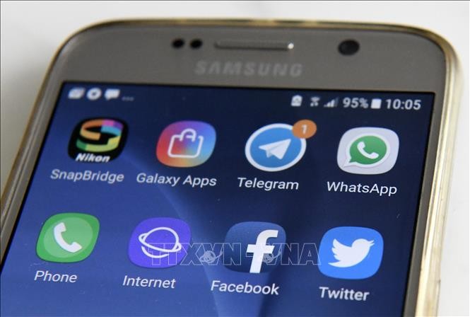 Instagram hoạt động trở lại, Facebook vẫn khó truy cập nhiều nơi trên thế giới Biểu tượng Instagram trên màn hình điện thoại. Ảnh: AFP/TTXVN
