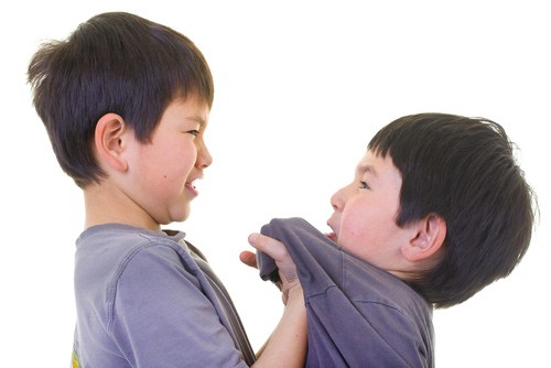 Chuyên gia bày cách nhận biết trẻ đang bị bắt nạt tại trường Những đứa trẻ "chuyên bắt nạt bạn" hay "bị bạn bắt nạt" đều có những mối lo