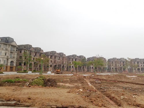 Chưa lên quận, giá đất 4 huyện Hà Nội đã tăng bất thường Nhiều khu đô thị, biệt thự mọc lên nhưng bị bỏ hoang ở các vùng ven ngoại thành Hà Nội được người môi giới thổi giá cao chót vót