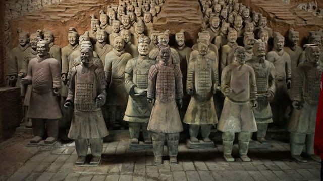 Bí mật đằng sau những vũ khí nghìn năm của đội quân đất nung Tần Thuỷ Hoàng Đội quân đất nung của Tần Thuỷ Hoàng đến nay sau hang nghìn năm vẫn còn nhiều bí ẩn chưa được giải đáp.