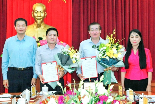 Công bố các quyết định nhân sự của Ban Bí thư Trung ương Đảng Bí thư Tỉnh ủy Vĩnh Phúc Hoàng Thị Thúy Lan và Chủ tịch HĐND tỉnh Vĩnh Phúc Trần Văn Vinh chúc mừng các đồng chí Nguyễn Tuấn Khanh, Vũ Việt Văn.