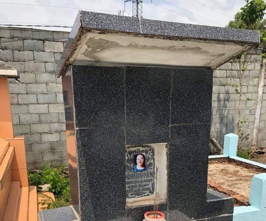 Hàng loạt ngôi mộ ở Đồng Nai bị dán ảnh phụ nữ lạ Một trong những ngôi mộ bị dán ảnh lạ (ảnh: NĐN)