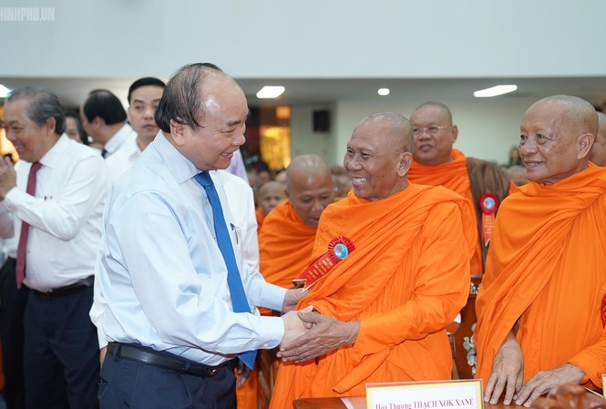 Thủ tướng chung vui Tết cổ truyền Chôl Chnăm Thmây với đồng bào Khmer Lần đầu tiên Thủ tướng dự, chung vui Tết cổ truyền với bà con Khmer Nam bộ. Ảnh: VGP/Quang Hiếu