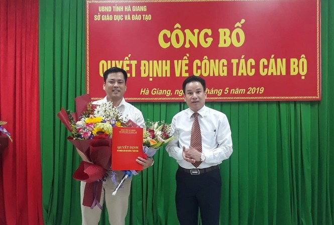 9 tháng sau bê bối thi cử, Trưởng phòng Khảo thí mới của Hà Giang là ai? Ông Nguyễn Thế Bình, Phó Giám đốc phụ trách Sở GD-ĐT trao quyết định bổ nhiệm ông Trần Nhật Khánh. (Ảnh: Sở GD&ĐT Hà Giang).