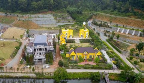 Biệt thự lấn rừng Sóc Sơn chưa xử lý: Vì sao? Toàn cảnh biệt thự Hoàng Lê Gia Garden tại hồ Đồng Đò, thôn Minh Tân, xã Minh Trí, huyện Sóc Sơn.