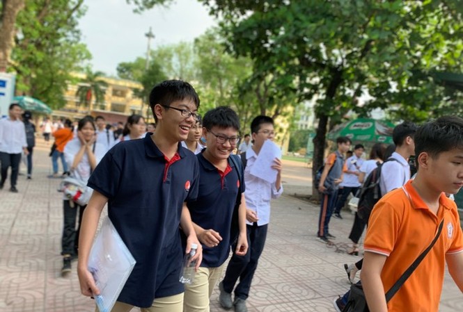 Thi vào lớp 10 ở Hà Nội: Đề Toán không quá khó, thí sinh vui vẻ Thí sinh rạng rỡ khi ra khỏi phòng thi môn Toán chiều 2/6. Ảnh: Đỗ Hợp