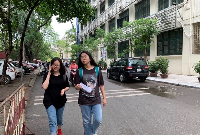 Chuyên Sư phạm Hà Nội công bố điểm vào lớp 10: Cao nhất lấy 28 điểm Thí sinh dự thi vào trường THPT chuyên Hà Nội sau buổi thi Ngữ Văn. Ảnh: Đỗ Hợp