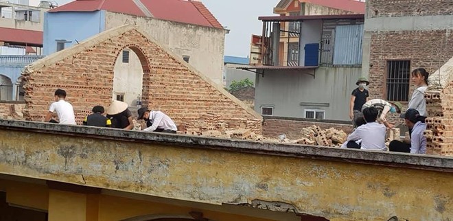 Phạt học sinh đẽo gạch trên mái nhà giữa trời nắng nóng: Hiệu trưởng nói gì? Hình ảnh học sinh bị phạt đẽo gạch giữa trời nắng được chia sẻ trên mạng.